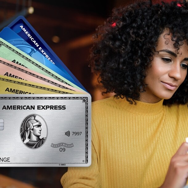 Junge Frau mit Kreditkarte in der Hand, daneben freigestellt die sechs aufgefächerte American Express Kreditkarten als Freisteller.