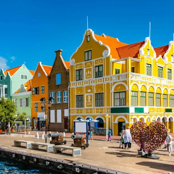 Bunte Häuserfassaden in der Altstadt von Curaçaos Hauptstadt Willemstad. 