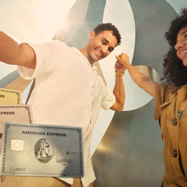 Ein Mann und eine Frau halten sich an den Händen und tanzen im Sonnenlicht.