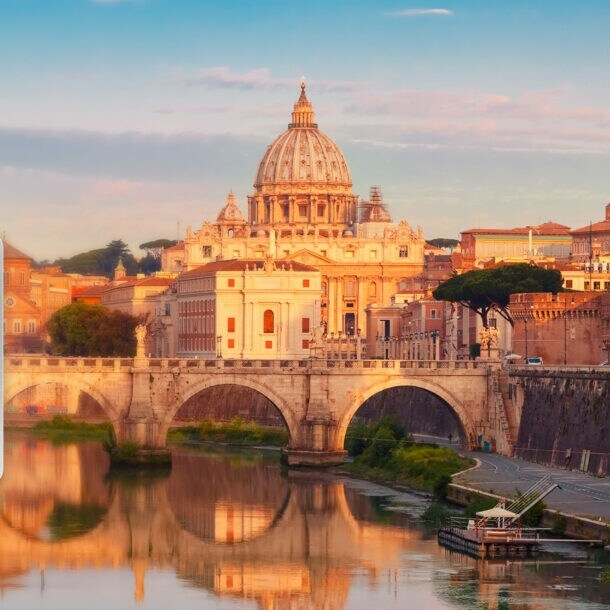Stadtpanorama von Rom mit Petersdom am Fluss im warmen Sonnenlicht.