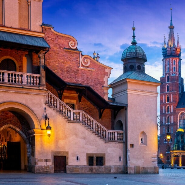 Blick auf die Marienkirche in Krakau bei Dämmerung.