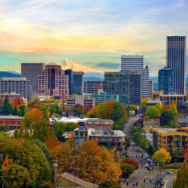 Portlands Skyline mit herbstlich-bunten Bäumen vor dem schneebedeckten Mount Hood.
