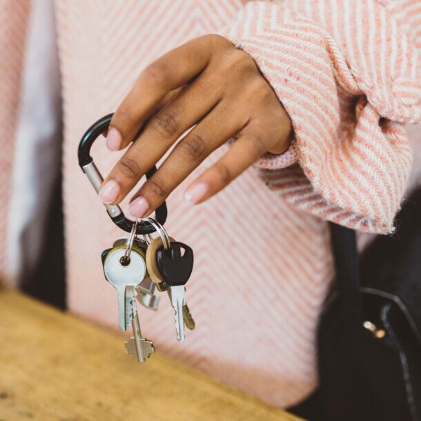 Nahaufnahme eines Schlüsselbunds in der Hand einer Frau.