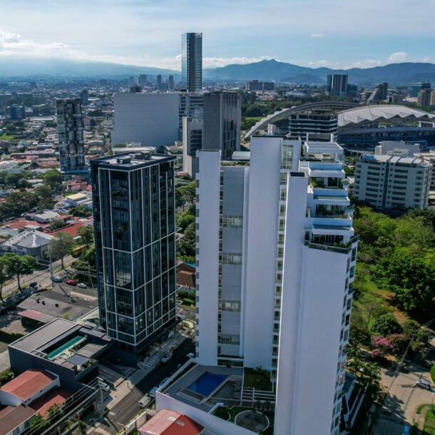 Luftaufnahme von San José in Costa Rica mit Hochhäusern im Vordergrund.