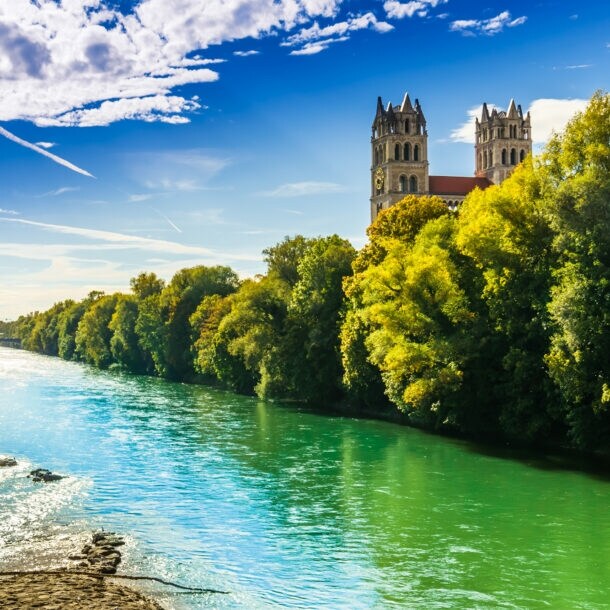 Der Isarstrand in München ist zu sehen.