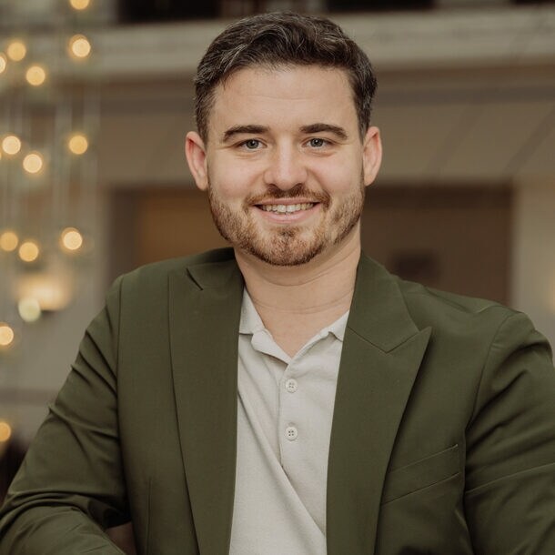 Das Portrait zeigt Ruslan Ilyassov, den Gründer von Adstark.