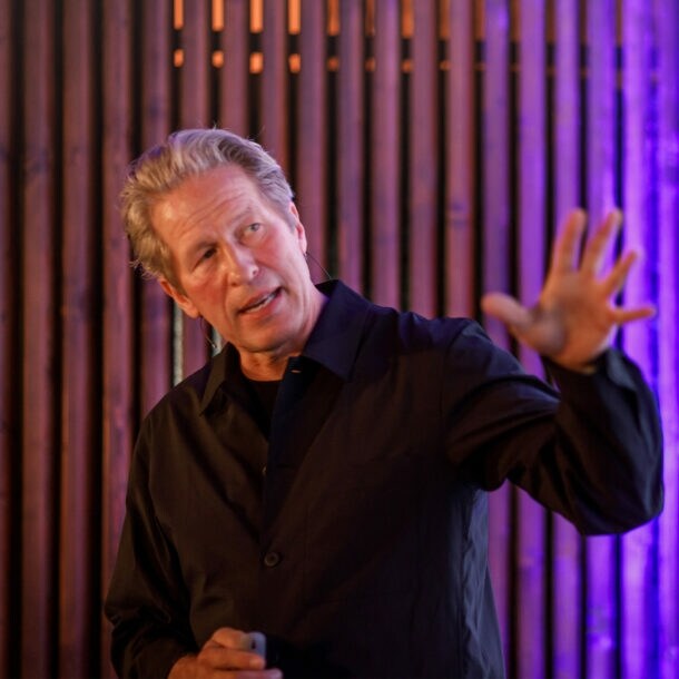 Oliver Leisse hält eine Präsentation.