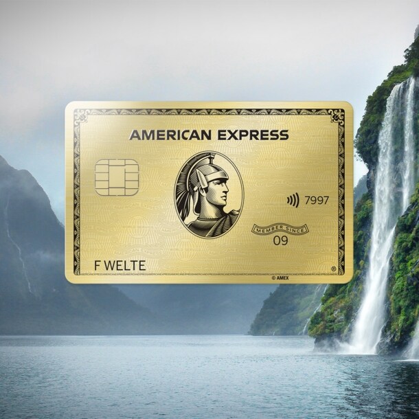 Fotocollage mit einer goldenen Kreditkarte von American Express vor einer nebeligen Berglandschaft an einem See mit Wasserfall.