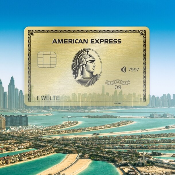 Fotomontage einer Luftaufnahme von Dubai mit einer goldenen Kreditkarte im Bildvordergrund