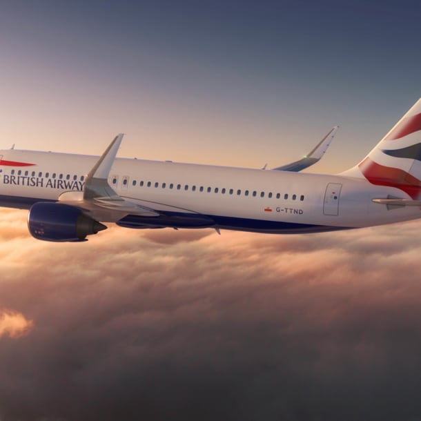 Ein Passagierflugzeug von British Airways fliegt über den Wolken.