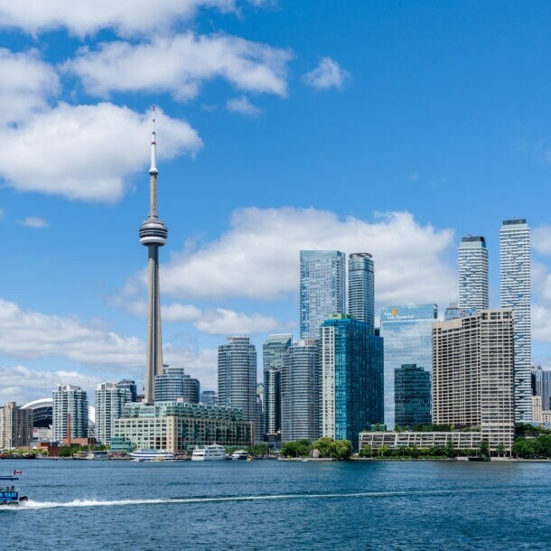 Skyline von Toronto am Ontariosee mit Wassertaxi im Vordergrund.