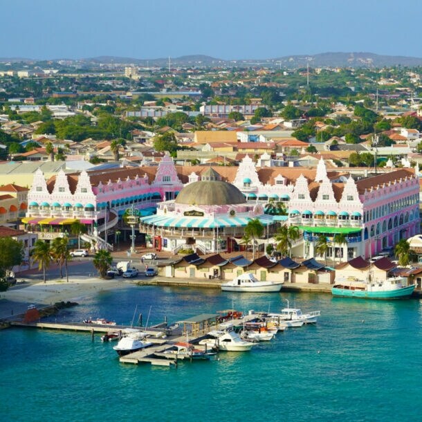 Blick von oben auf den Hafen und bunte Häuser in Oranjestad.