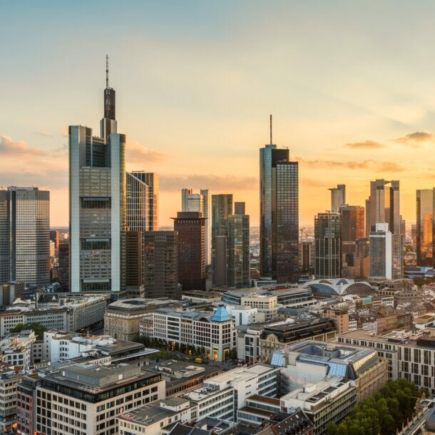 Die Sonne geht hinter der Frankfurter Skyline unter.