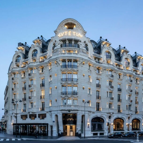 Fassade des Hotels Lutetia in Paris bei Dämmerung.