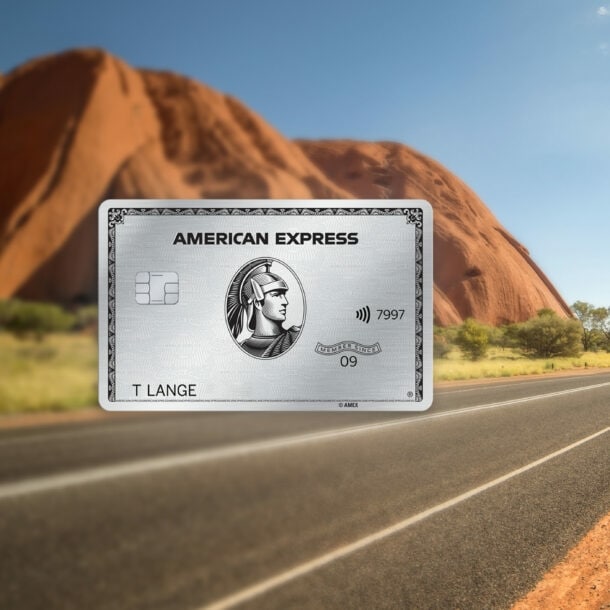 Eine Schnellstraße in einer Steppenlandschaft mit einem roten Felsen und einem Warnschild mit Känguru-Motiv.