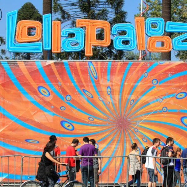 Prominanter Lollapalooza-Schriftzug mit farbigem Plakat.
