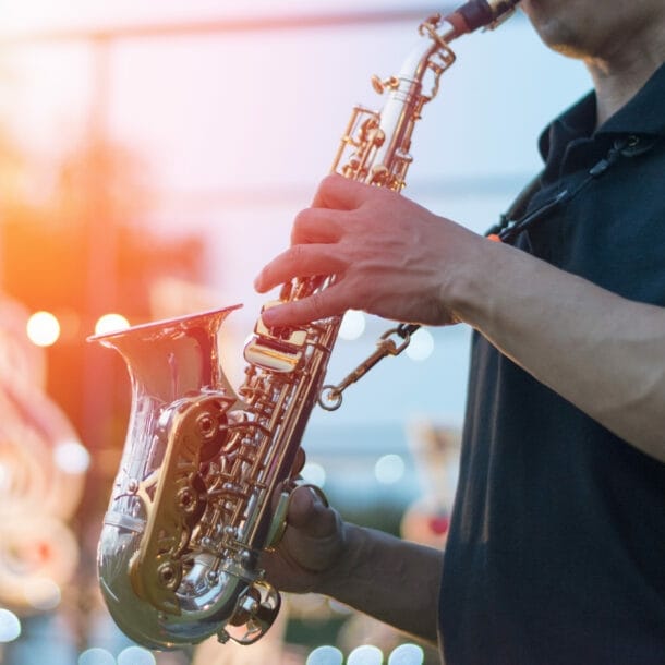 Ein Saxphonspieler steht auf einer Bühne.
