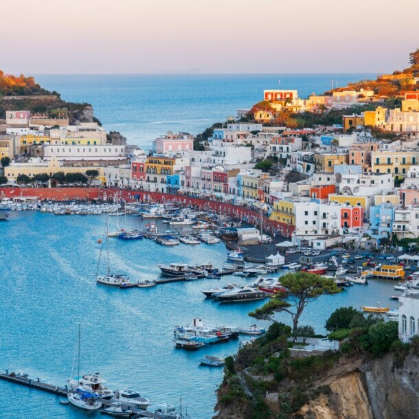 Luftaufnahme auf den Hafen der Insel Ponza.