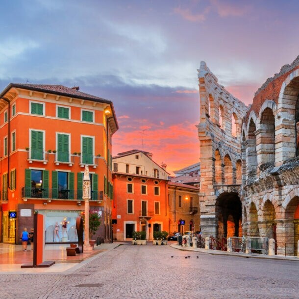 Antikes römisches Amphitheater mit Stadtzentrum von Verona bei Sonnenuntergang.