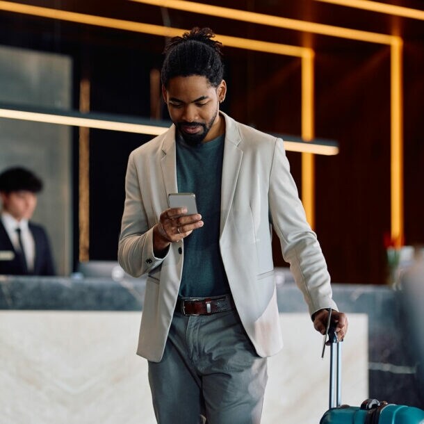 Ein Geschäftsreisender kommt in der Hotellobby an.