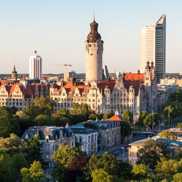 Die Fotografie zeigt die Skyline von Leipzig am Abend.