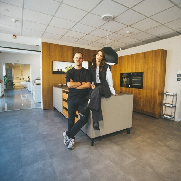 Benjamin Diedering und Masha Schubbach befinden sich in einem Küchenstudio.