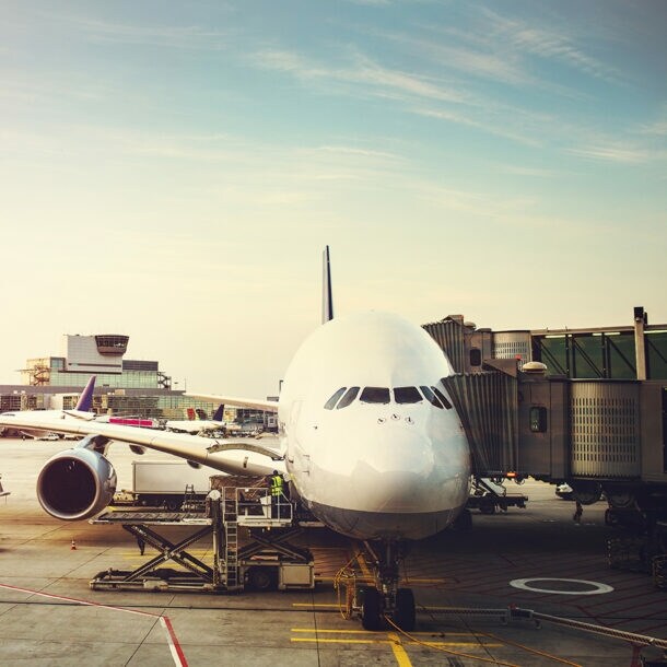Ein Flugzeug wird am Flughafen entladen.