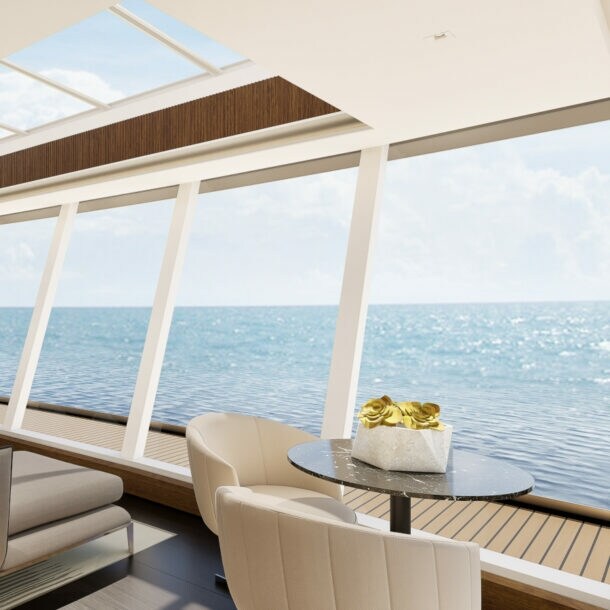 Interieur der luxuriösen Skyview Regent Suite mit großem Doppelbett, Sofa und Design-Objekten.