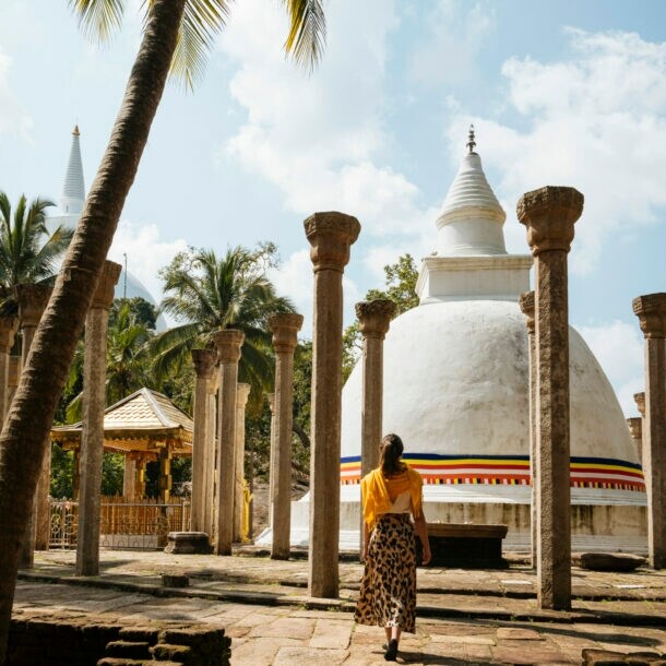 Rückansicht einer Frau in einer Tempelanlage in Sri Lanka.