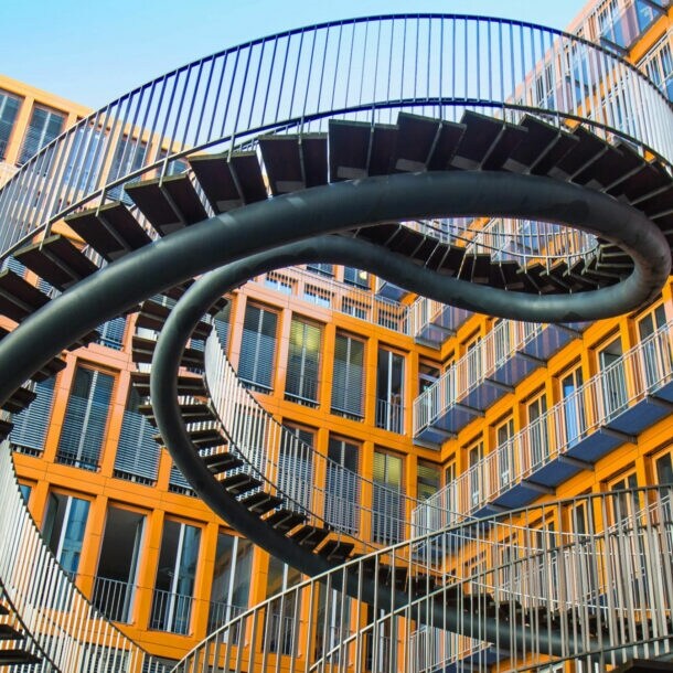 Endlose Treppe von Olafur Eliasson im Innenhof des KPMG-Gebäudes, spiralförmige Treppe ohne Anfang oder Ende