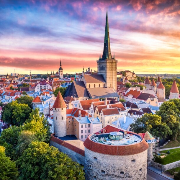 Luftaufnahme der Tallinner Altstadt bei Sonnenuntergang im Sommer, mit dem Turm der „Dicken Margarete“ im Vordergrund.