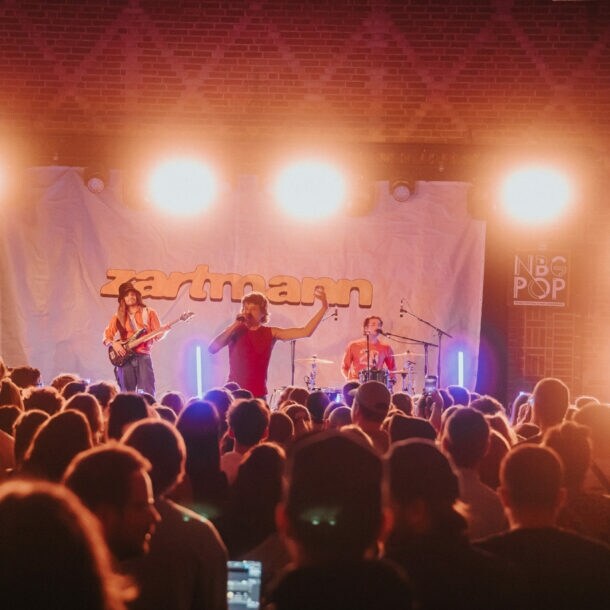 Konzert auf der Bühne beim Nürnberg Pop Festival mit dem Musiker Zartmann vor Publikum.