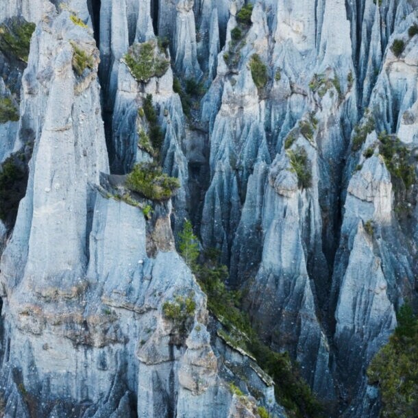 Felsformationen mit schmalen, spitzen Türmen und vereinzeltem Bewuchs