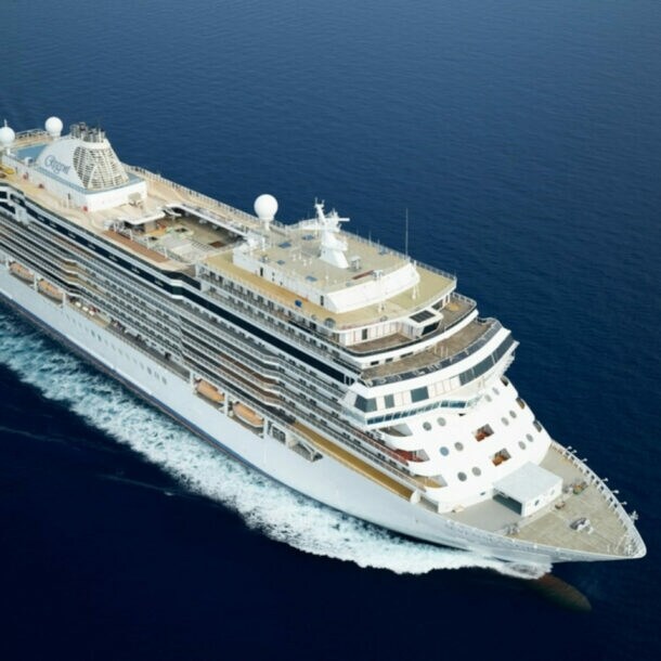 Luftaufnahme eines luxuriösen Kreuzfahrtschiffs es auf dem Meer.