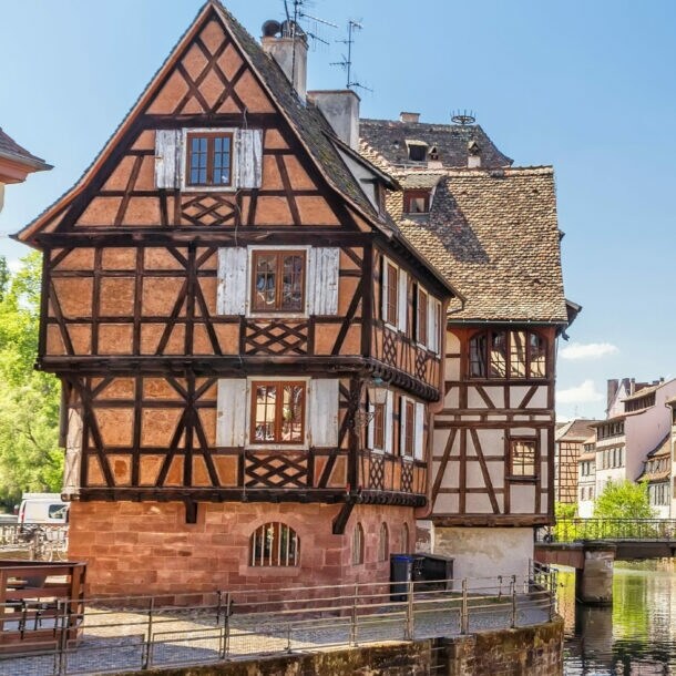Fachwerkhäuser an einem Kanal in Straßburg, Frankreich, bei sonnigem Wetter