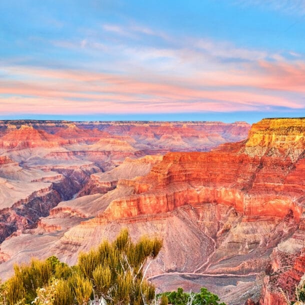 Leuchtende Farben während eines Sonnenuntergangs am Mohave Point an der Hermit Road im Grand Canyon.