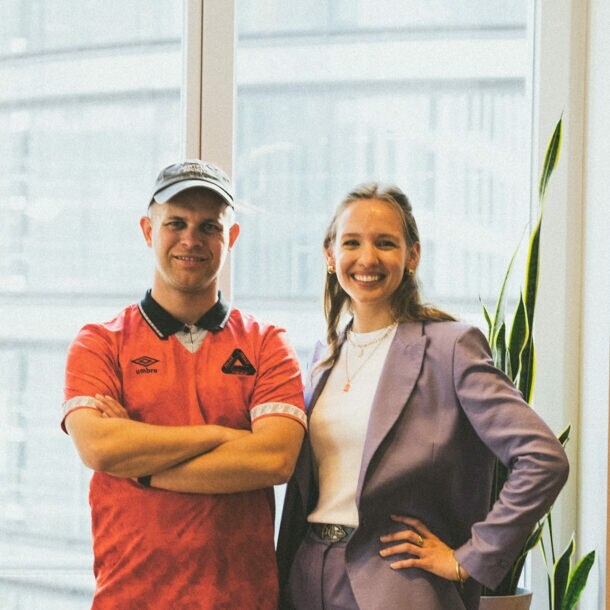 Fotografie von Benjamin Diedering und Angelica Conraths in ihrem Büro.