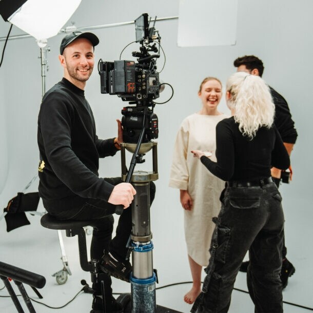 Fotografie von Dennis Schmelz an der Kamera im Filmstudio.