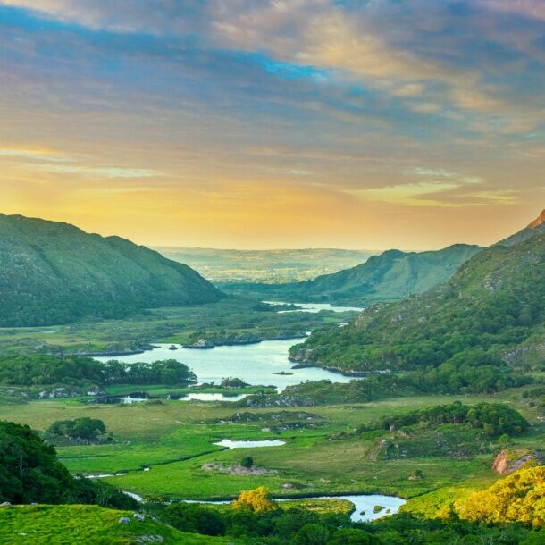 Landschaft entlang des Ring of Kerry mit Blick vom Ladies View im Killarney-Nationalpark.