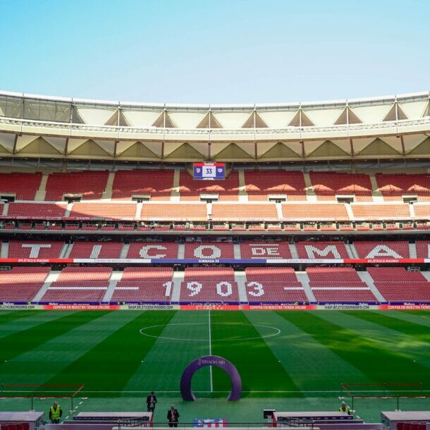 Blick auf das Stadion Metropolitano in Madrid. Rasenfläche mit Linien und einem großen lila Kreis in der Mitte.