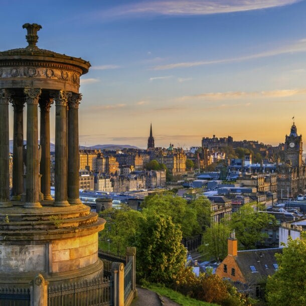 Blick von der Erhebung Calton Hill auf Edinburgh.