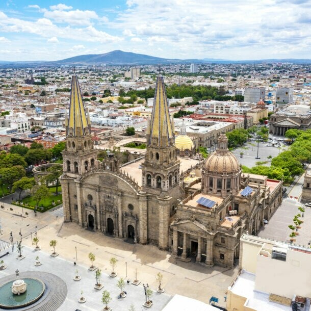 Blick von oben auf die Kathedrale von Guadalajara City, im Hintergrund Häuser der Stadt.