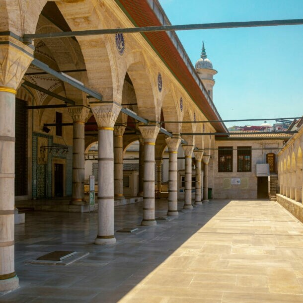 Eingangsbereich mit Säulengang zu einer Moschee.