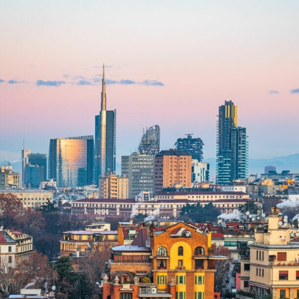 Blick auf die Skyline von Mailand mit modernen Hochhäusern im Hintergrund.