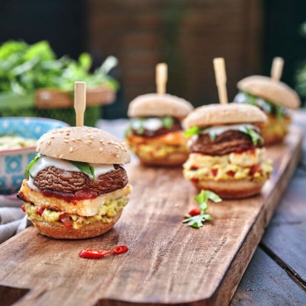 Kleine Burger mit Champignon-Pattys auf einem Brett.
