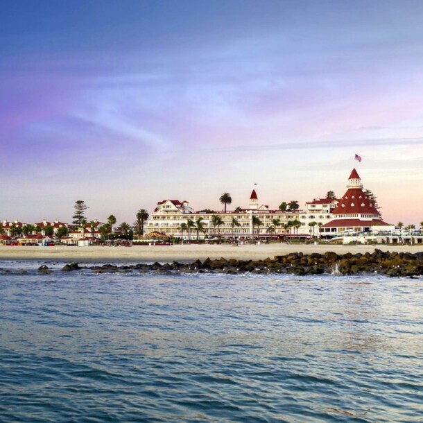 Panorama Hotelkomplex im viktorianischen Stil am Strand vom Meer aus.