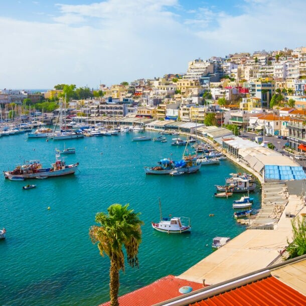 Ein malerischer, ehemaligen Fischerhafen, der zu einem lebendigen Hotspot mit Tavernen, Bars und Yachten umgestaltet wurde.