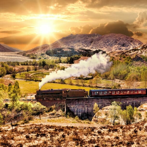 Der Jacobite Steam Train fährt über das Glenfinnan Viaduct in Schottland.