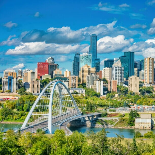 Skyline von Edmonton im Sommer mit der bekannten Walterdale Brücke im Vordergrund.