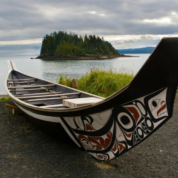 Ein traditionell bemaltes Kanu ruht an der Küste von Haida Gwaii.